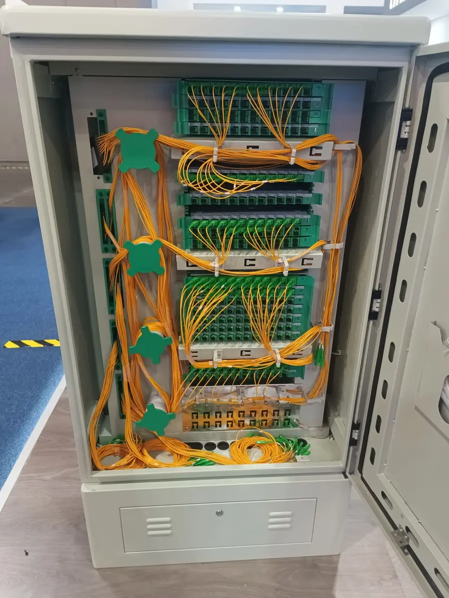 Gabinete de distribución de fibra óptica organizado